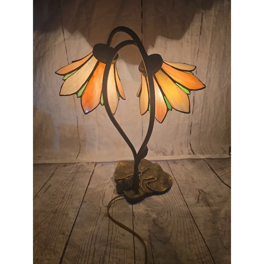 VTG. Tiffany Style Slag Glass  Flower Stained Glass Table Lamp Lily Pad Base